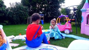 Катя и Макс собрали игровой домик