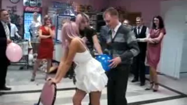 гостей свадьбы развлекает тамада - обхохочешся