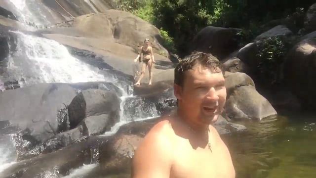 Купаемся на водопаде / Langkawi waterfalls Seven Wells смотреть онлайн