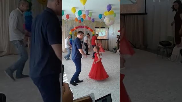 Танец папы с дочкой в садике смотреть онлайн