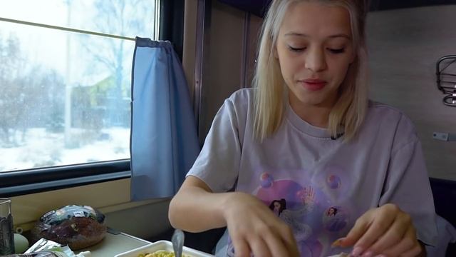 Выживаю в плацкарте VS в самом дорогом купе | Юля платит дважды смотреть онлайн