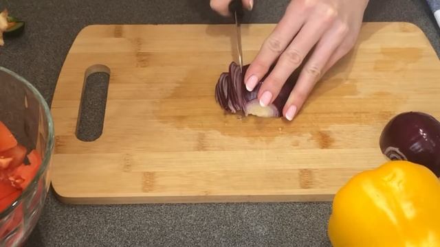 Греческий салат и заправка к нему смотреть онлайн