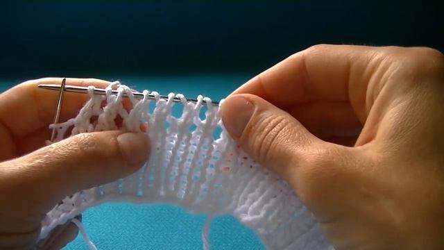 Вязание ажурной шапочки на круговых спицах.Knitting lace cap on circular needles. смотреть онлайн