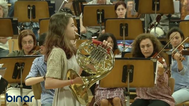 Кети свири на валдхорна заедно със Симфоничния оркестър на БНР смотреть онлайн