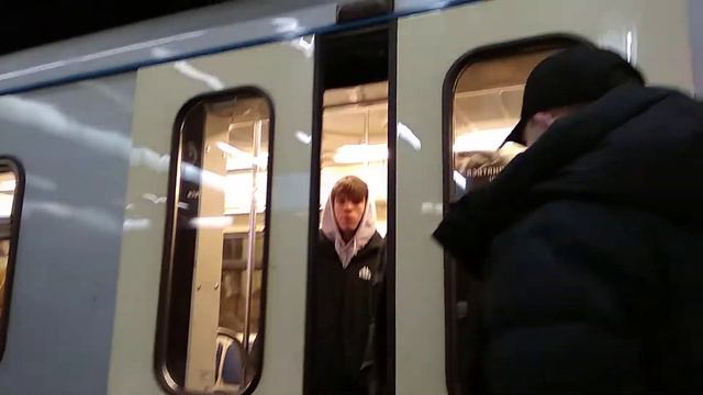 Поезд 81-760 Ока прибывает на станции Пражская смотреть онлайн