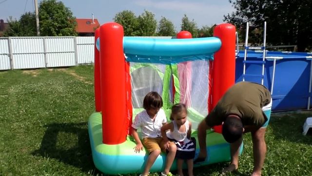 Детский Надувной Батут. Bounce House. Прыгаем и кидаемся шариками. Кикидо смотреть онлайн
