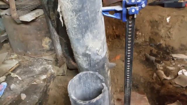 Как вытащить пластиковую трубу от скважины из земли