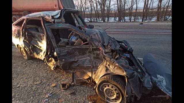 На Волгоградской трассе ВАЗ 2112 попал под две Фуры смотреть онлайн