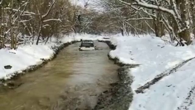 Как на подводной лодке. Нива по лужам смотреть онлайн