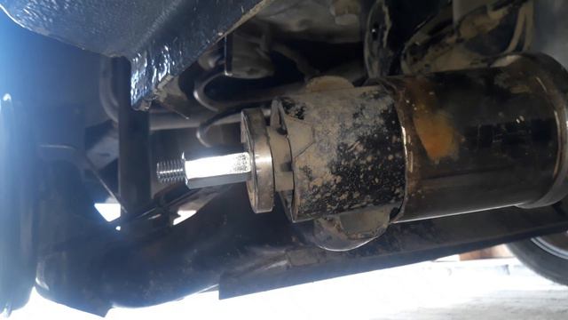 Меняем сайлентблоки задней балки "Весты" смотреть онлайн