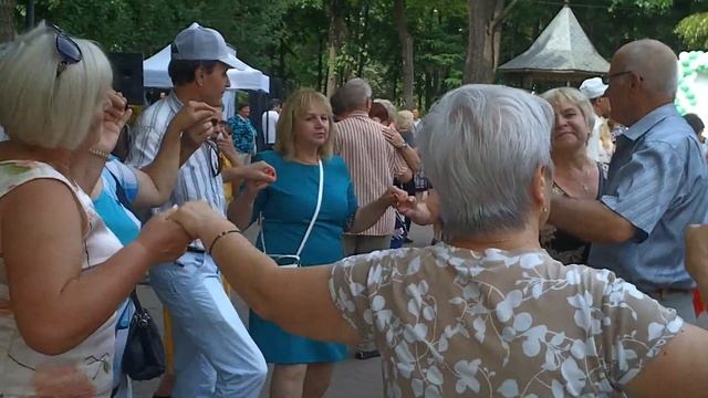 Танцы в Центральном парке Кишинева (25.06.2023, 5 эпизодов) Эпизод 1 смотреть онлайн