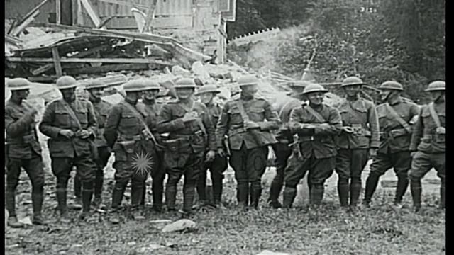 U.S. soldiers relax and pose in France during First World War. HD Stock Footage смотреть онлайн