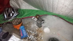 Зимняя рыбалка. Обогрев в палатке. Взрыв газового баллончика в палатке.