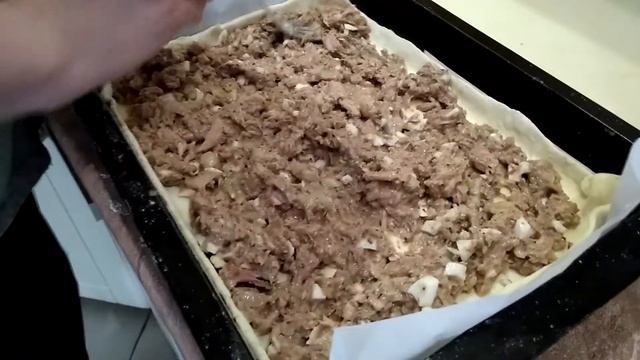 Пирог из слоеного теста с рыбными консервами смотреть онлайн