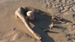 Очень гибкая девочка в грязи