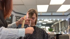 Как подстричь челку в домашних условиях || Челка арка