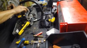 Искра есть и не заводится бензопила,что может быть?