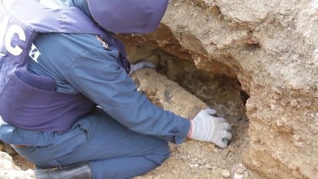 Пиротехники МЧС ликвидируют артиллерийский снаряд найденный на Историческом бульваре