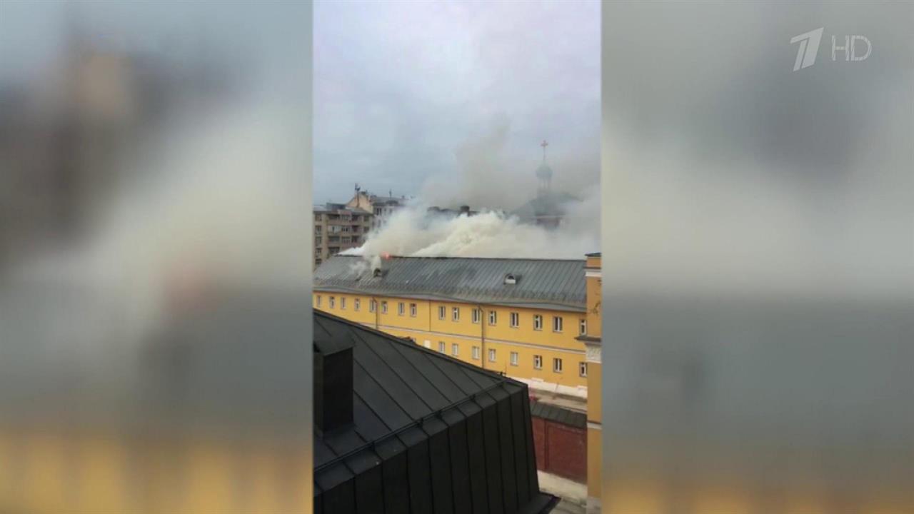 В Москве произошел пожар в одном из зданий Рождественского монастыря смотреть онлайн