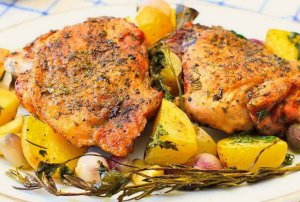 Куриные бёдра с картофелем и луком в духовке. Как приготовить куриные бёдра в духовке с картофелем.