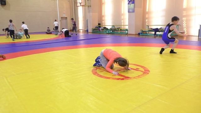 Упражнение, кувырок через препятствие. Тренировка. смотреть онлайн