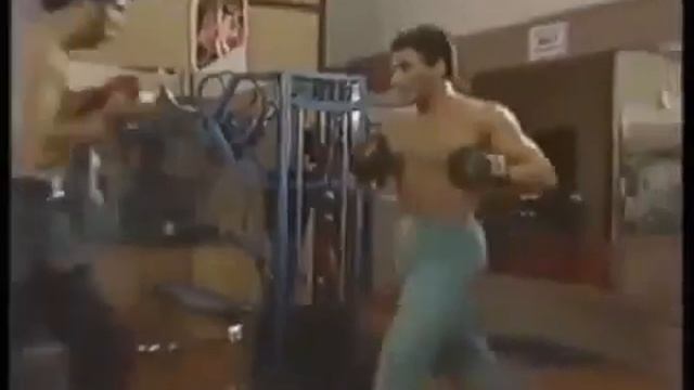 Эксклюзив. Жан-Клод Ван Дамм демонстрирует карате [Van Damme demonstrates karate] смотреть онлайн