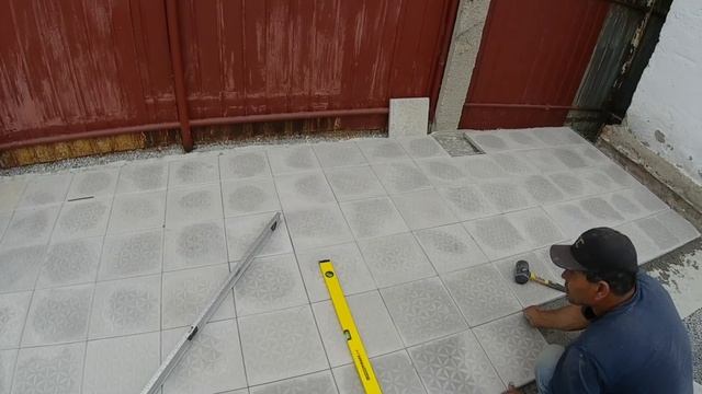 Якубович благоустраивает площадку под бассейн,укладывается плитку. смотреть онлайн