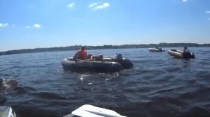 Как забраться в лодку с воды