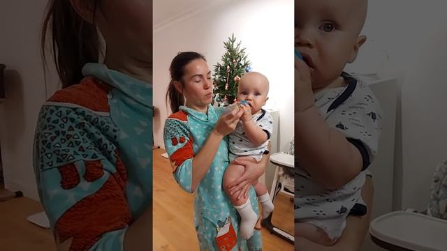 27.12.21 Как приучить младенца пить воду ??? how to make baby drink water смотреть онлайн