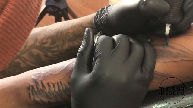 Live Tattoo. Wing on Forearm (using mast tour) смотреть онлайн