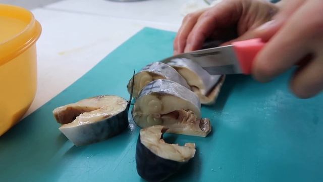 Маринованная скумбрия с луком, маслом и уксусом! Вкусно и легко! смотреть онлайн