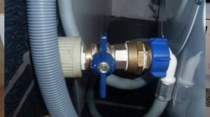 В выключенную стиральную машину набирается вода