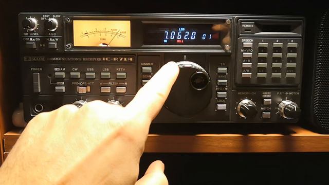 Icom IC-R71 Noise Blanker in action смотреть онлайн