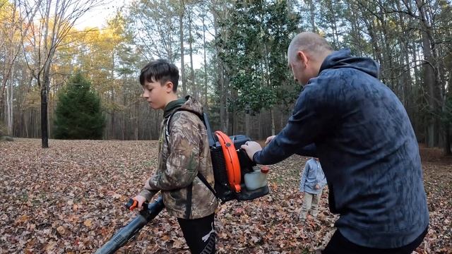 Море Листвы - Рай для Детей! Работаем на Тракторе и Раскладываем Большой Костер | Жизнь в Лесу смотреть онлайн