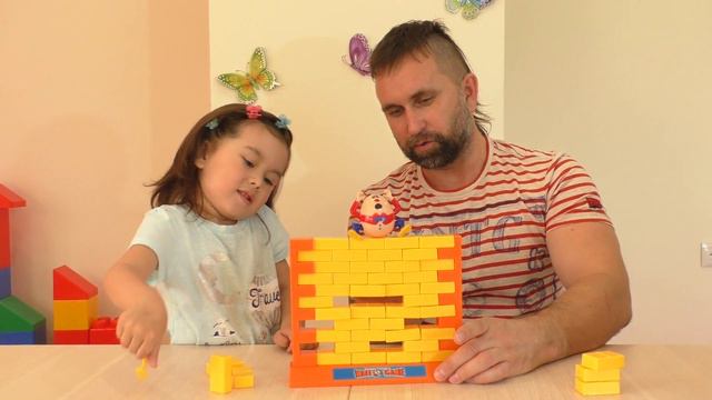 Челлендж Шалтай болтай сидел на стене - Ангела играет против папы/ Humpty Dumpty Wall Game смотреть онлайн