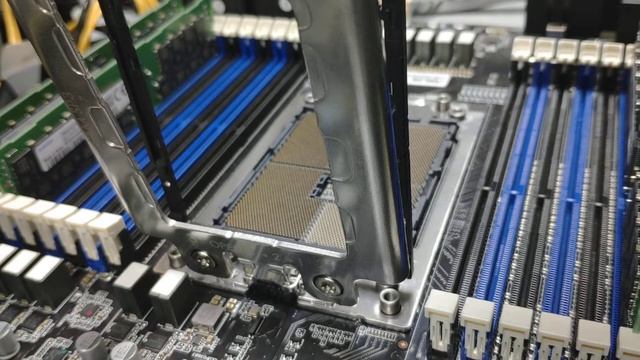 AMD EPYC 7313P on SP3 Socket смотреть онлайн