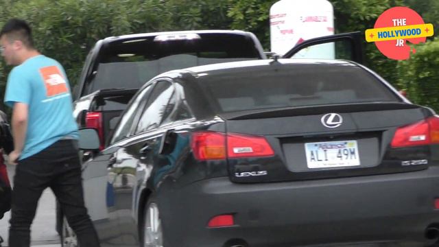 AVRIL LAVIGNE STOPS TO REFUEL HER TRUCK AND GRAB SOME ICE CREAM FOR THE ROAD! смотреть онлайн
