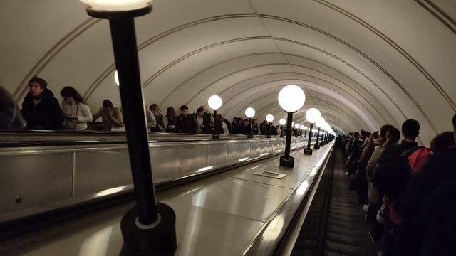 Эскалатор на станции метро ВДНХ поднимает пассажиров на высоту 53,5 метра - Почти тизер #metro ВДНХ смотреть онлайн