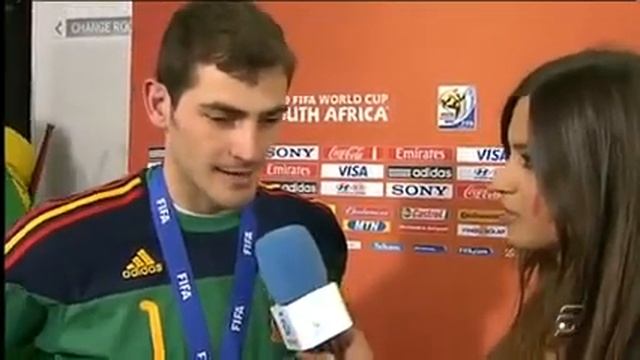 Касильяс поцеловал репортершу смотреть онлайн