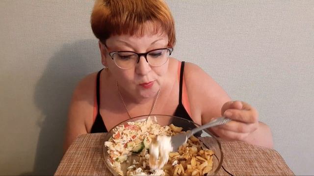 Мукбанг Россия.Жареная картошка. Кабачки со сметаной и салат..Жалоба на Спар.Mukbang . смотреть онлайн