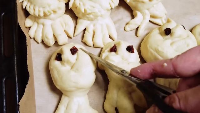 Жаворонки из дрожжевого теста. Larks made from yeast dough. смотреть онлайн