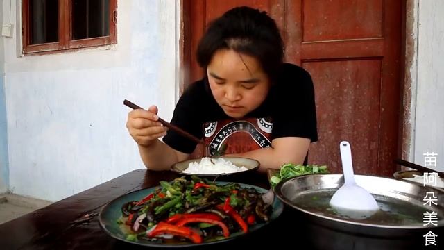 苗大姐“爆炒黄鳝”，辣椒花椒小米椒全上，骨头啃碎拌米饭，真爽！【苗阿朵美食】 смотреть онлайн