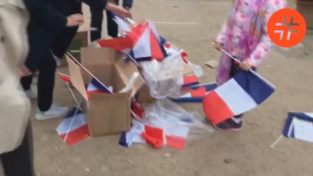 Флаги Франции валяются на земле у Лувра во время оглашения результатов президентских выборов смотреть онлайн
