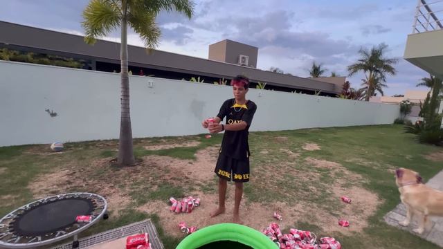 A MAIOR PISCINA DE COCA COLA COM MENTOS *deu muito ruim смотреть онлайн