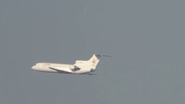 Аэропорт Домодедово. Самолёт Як-42Д, бортовой №: RA-42427, а/к "Ижавиа" взлетел с полосы 32R.