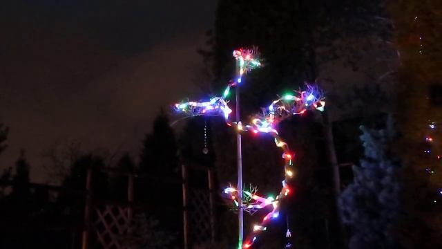 НОВОГОДНИЕ ГИРЛЯНДЫ НА ХВОЙНЫХ РАСТЕНИЯХ смотреть онлайн