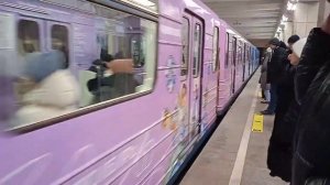 "В окрасе с местными брендами Новосибирска!" Метро поезд 81-540.2Н//541.2Н на станции Студенческая