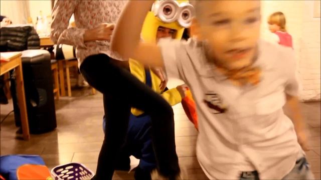 Аниматор Миньон Кевин на детский день рождения смотреть онлайн