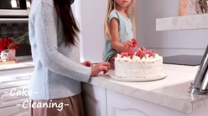 Клубничный торт со сливками и творожным сыром, приготовленный с дочкой