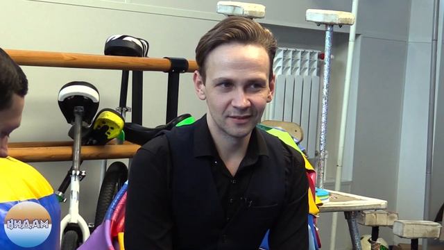 По жизни с фокусами / Фокусник Илья Кулицкий о своей профессии и историях смотреть онлайн